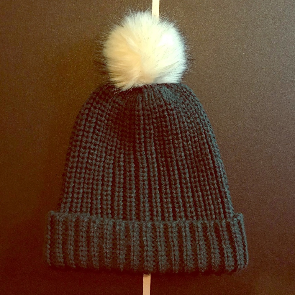 Knit hat with Pom